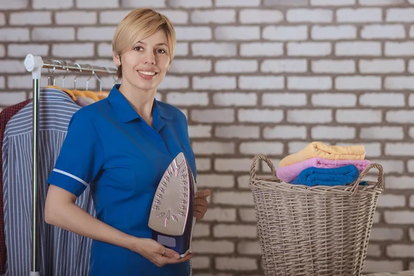 Meid met een stapel handdoeken — Stockfoto