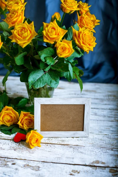 Bukiet róż i ramki na zdjęcia — Zdjęcie stockowe