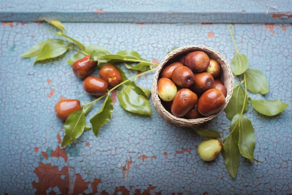 Jujube auf Holzgrund — Stockfoto