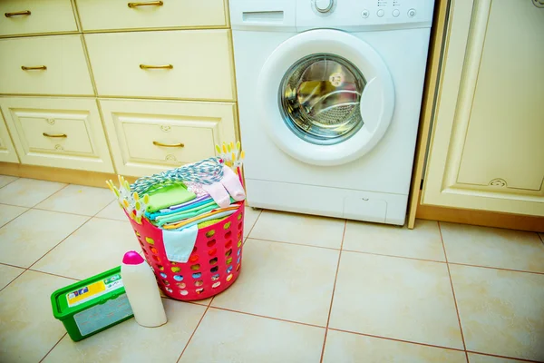 Wasmachine en een mandje van onderliggende kleding — Stockfoto
