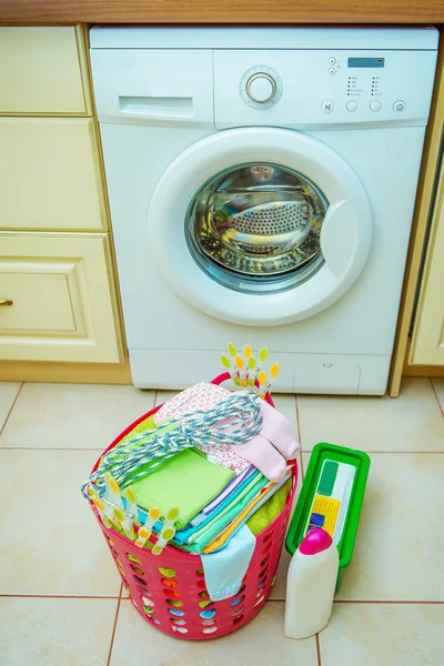 Machine à laver et un panier de vêtements pour enfants — Photo