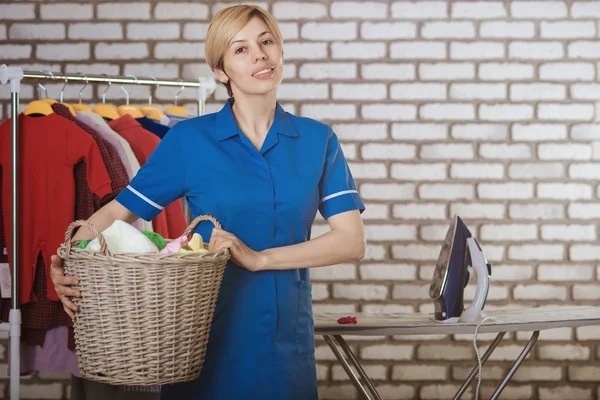 Maid with of laundry basket — Stock Photo, Image