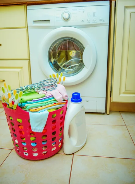 Lavadora y una cesta de ropa para niños — Foto de Stock