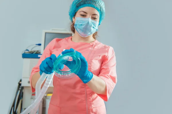 Anestesiologista na sala de cirurgia — Fotografia de Stock