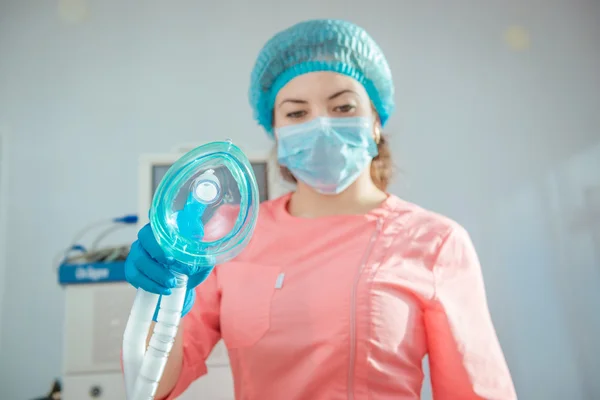 Анестезіолог в операційній залі — стокове фото