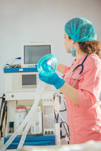 Анестезиолог в операционной — стоковое фото