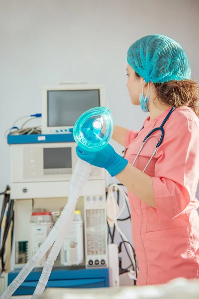 Anestesiologista na sala de cirurgia — Fotografia de Stock