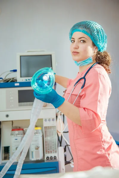 Anestesiologista na sala de cirurgia — Fotografia de Stock