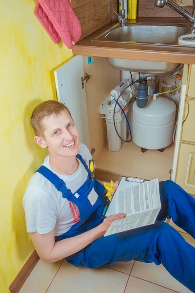 Plumber installs a water filter. water filter. — Stock Photo, Image