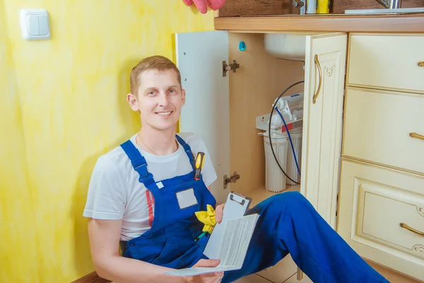 Plumber installs a water filter. water filter. — Stock Photo, Image