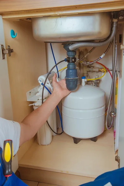 L'idraulico installa un filtro dell'acqua. filtro dell'acqua. — Foto Stock