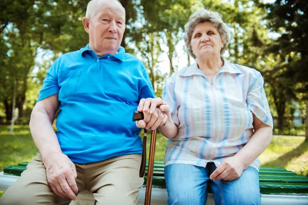 Elderly couple relaxing in the park, — Stock Photo, Image
