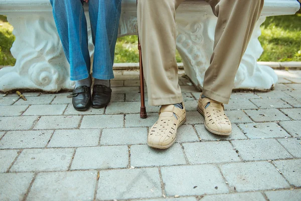 Primer plano de las piernas de las personas mayores, inválidos desde bastón —  Fotos de Stock