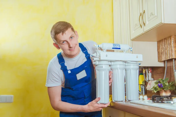 Loodgieter installeren nieuwe waterfilter in de keuken — Stockfoto