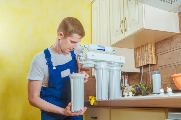 Plumber installing new water filter in the kitchen — Stock Photo, Image