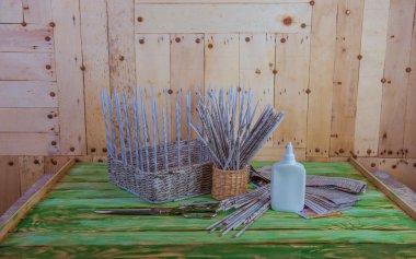 Gazeteler, el yapımı sepetten