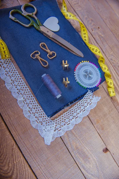 Tijeras de coser, hilo, todo para la costura — Foto de Stock