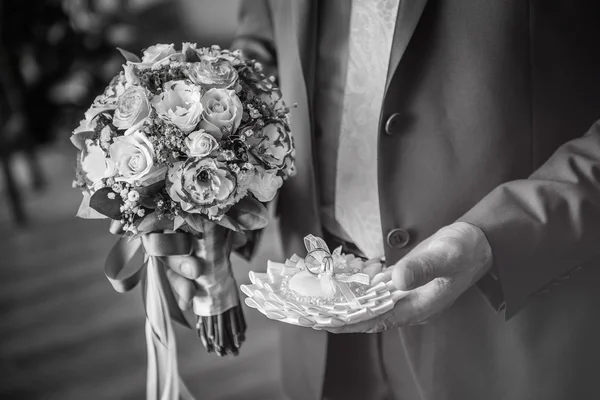 Matrimonio, sposo con mazzo di fiori e fedi nuziali — Foto Stock