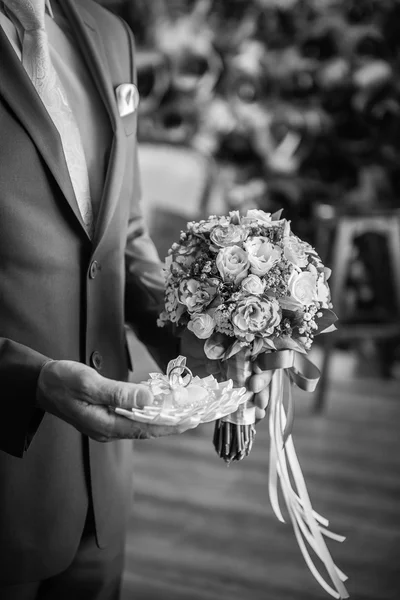 Matrimonio, sposo con mazzo di fiori e fedi nuziali — Foto Stock