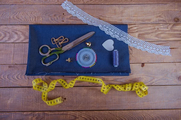 Accesorios de costura, tela, tijeras, cinta métrica — Foto de Stock