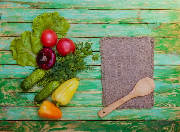 Свежие овощи на деревянном столе. Фон. Здоровый образ жизни — стоковое фото