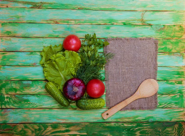 Verdure fresche su un tavolo di legno. Contesto. Stile di vita sano — Foto Stock