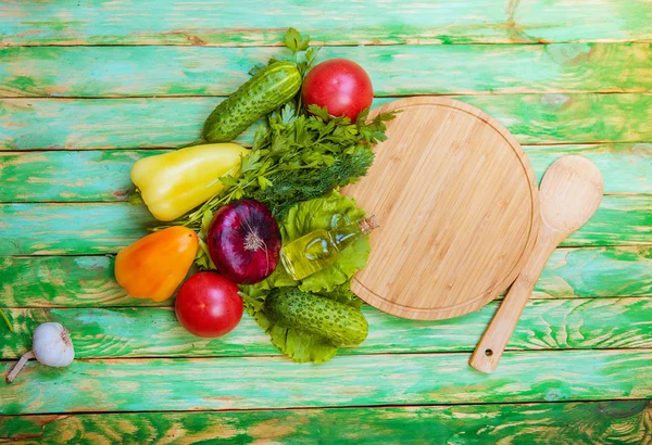 Färska grönsaker på ett träbord. Bakgrund. Hälsosam livsstil — Stockfoto