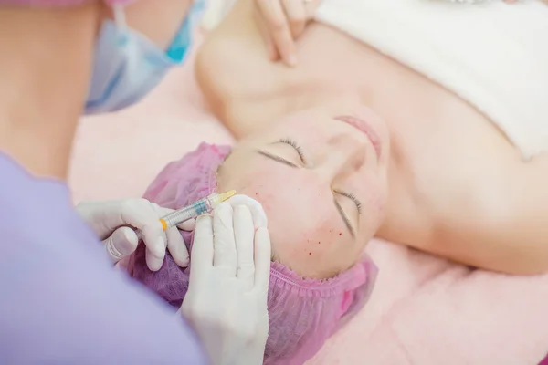 Vrouw in een schoonheidssalon — Stockfoto