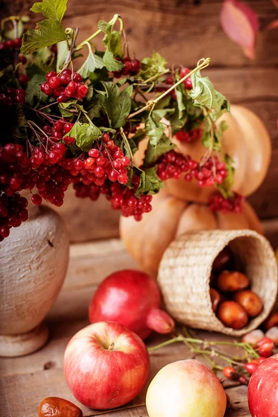 秋の静物画。カボチャや木製の背景に果物 — ストック写真