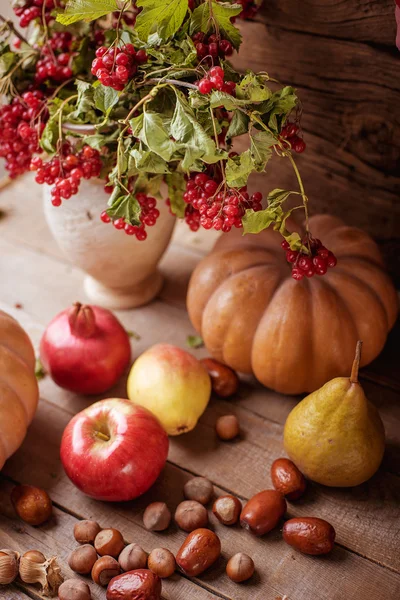 Осінь Натюрморт. гарбуз і фрукти на дерев'яному фоні — стокове фото