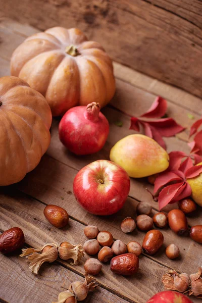 秋の静物画。カボチャや木製の背景に果物 — ストック写真
