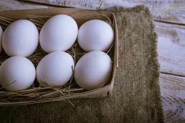 bir kutu ile tavuk yumurtası