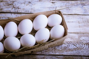 bir kutu ile tavuk yumurtası