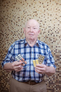 yaşlı adam hap alır