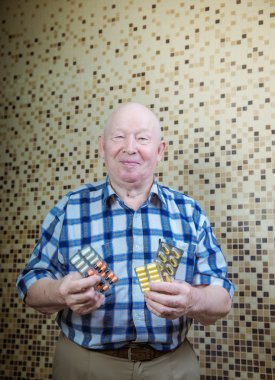 yaşlı adam hap alır