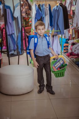  Çocuk okul çocuğu mağaza