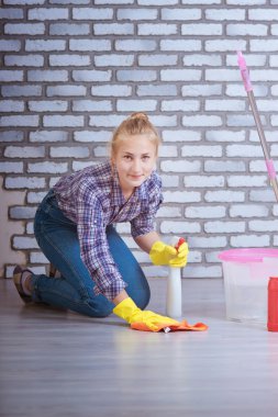 Odanın zeminini temizleyin.