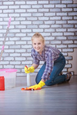 Odanın zeminini temizleyin.