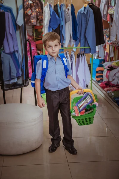 Chico en la tienda de colegiales — Foto de Stock