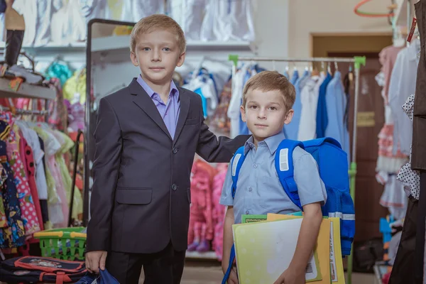 Due ragazzi nel negozio di scolari — Foto Stock