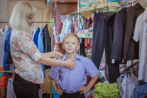 Mooie jongedame met kinderen in winkel — Stockfoto