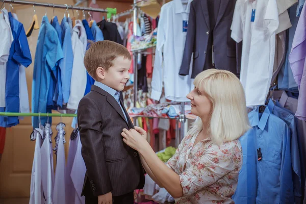 Ung vacker kvinna med barn i butik — Stockfoto