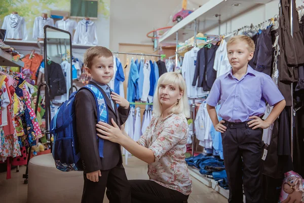 Mooie jongedame met kinderen in winkel — Stockfoto