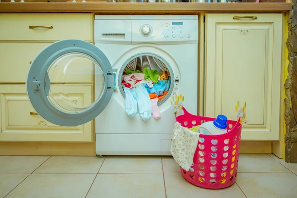 Lavadora con la lavandería — Foto de Stock