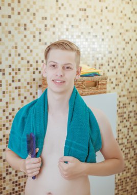 Yakışıklı genç adam kendini banyoda duş tadını çıkardıktan sonra bir havlu ile kurutma, 