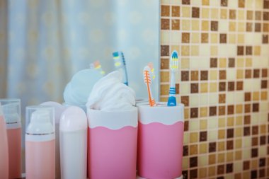 bir diş fırçası ile banyo aynası