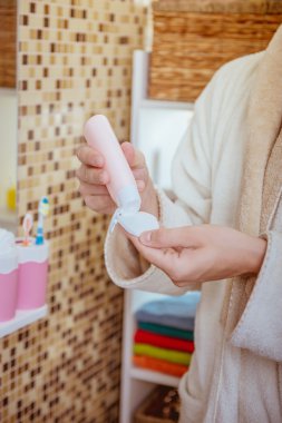 Temizlik yüz losyonu ve pamuk yastık, yakın çekim yakışıklı erkek ile genç adam