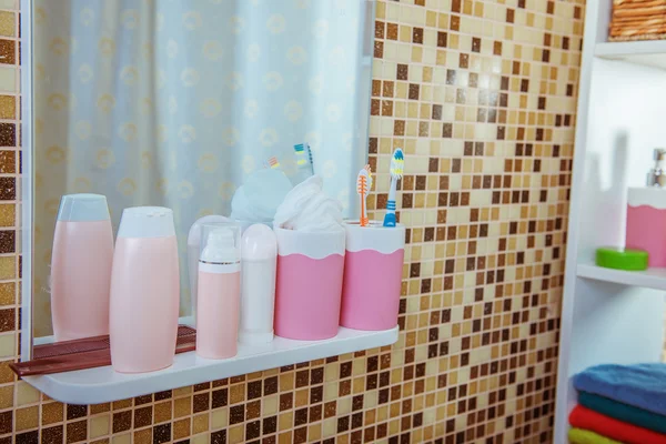 Badkamerspiegel met een tandenborstel — Stockfoto