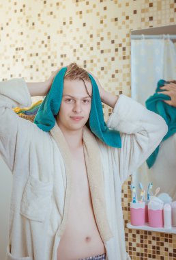 Yakışıklı genç adam kendini bir duş banyo, üst vücut kameraya gülümseyen tadını çıkardıktan sonra bir havlu ile kurutma