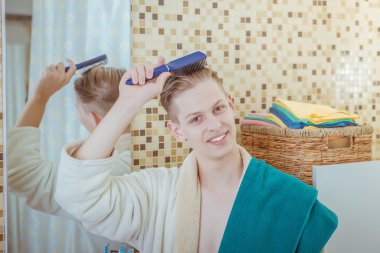 Yakışıklı genç adam kendini bir duş banyo, üst vücut kameraya gülümseyen tadını çıkardıktan sonra bir havlu ile kurutma